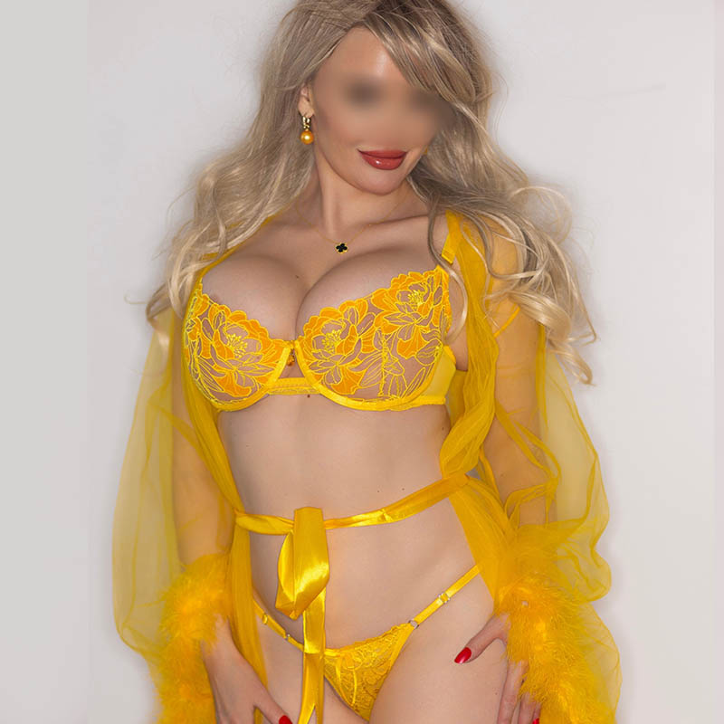 Sensual Nuru Tantric Massage by a traveling model Annie Rose